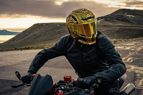 preview picutre of the motorbike helmet by ruroc with fidlock buckle 