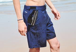 Preview application O'Neill - Man at the beach with swim pants inclusive HEMETIC sew-in pocket