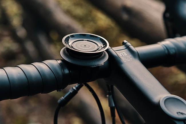 VACUUM smartphone mount for handlebars is used outdoors during a cycling trip