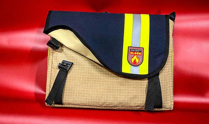 London shoulder bag with opened SLIDER 25