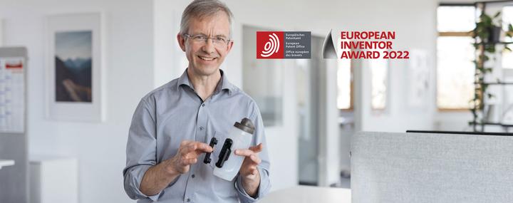 Joachim Fiedler with TWIST bottle as example for his inventions - finalist for european inventor award 2022