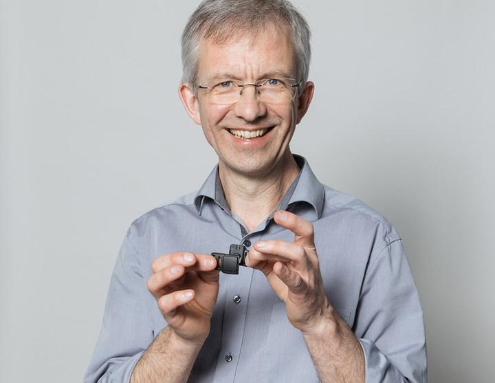 Portrait of Joachim with his fasteners - finalist for the European Inventor Award 2022